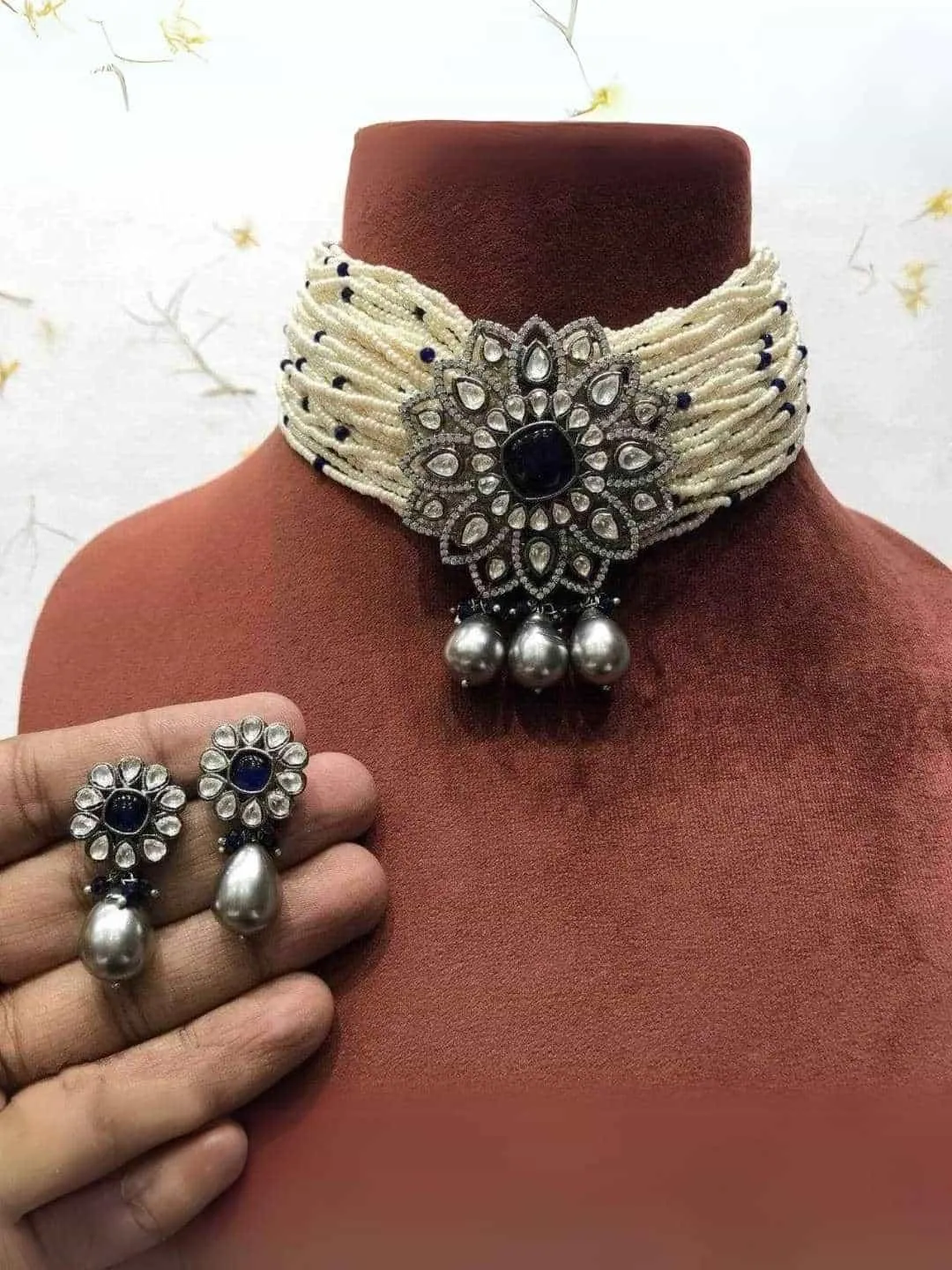 Baroque Center Flower Choker