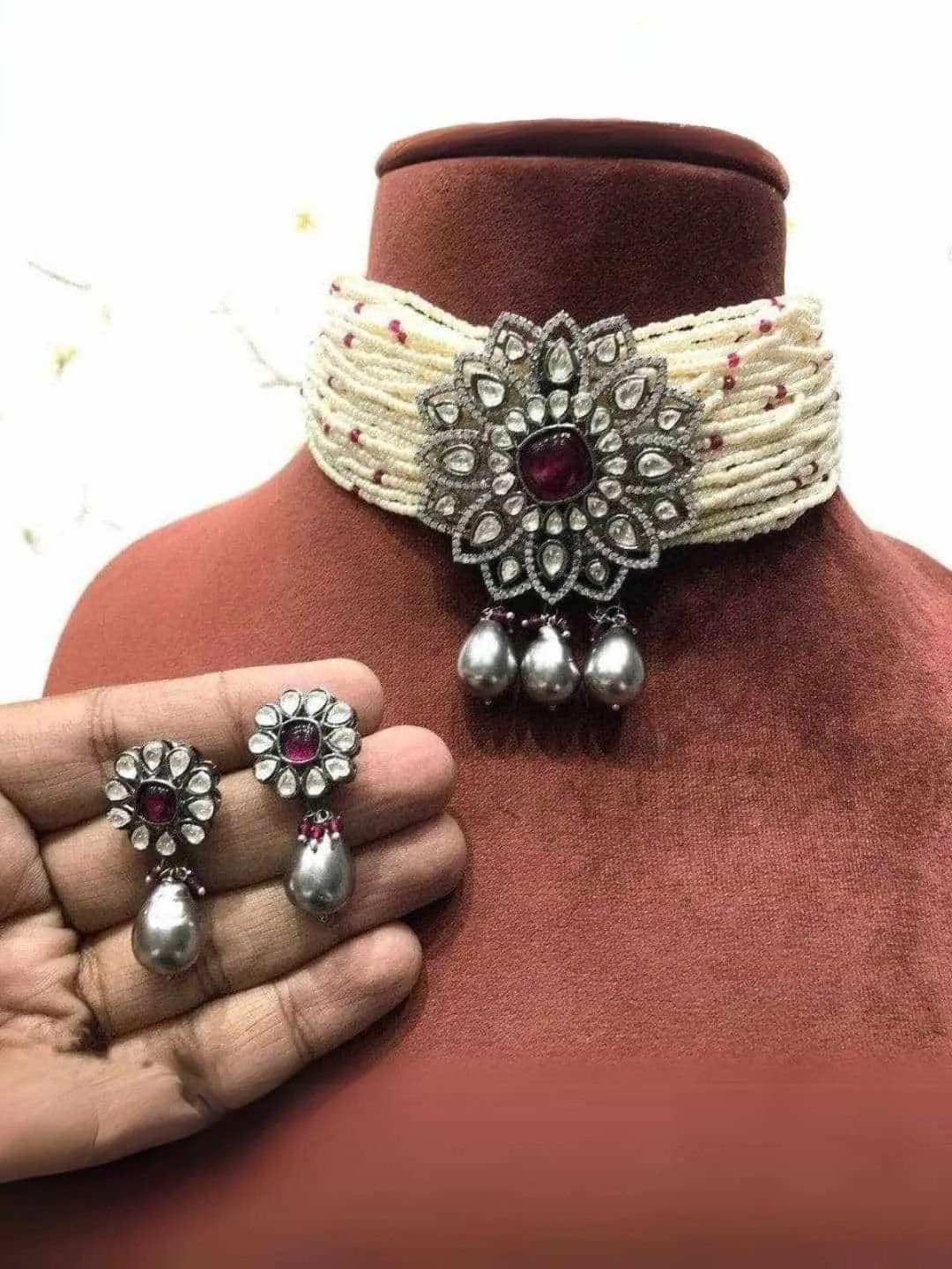 Baroque Center Flower Choker
