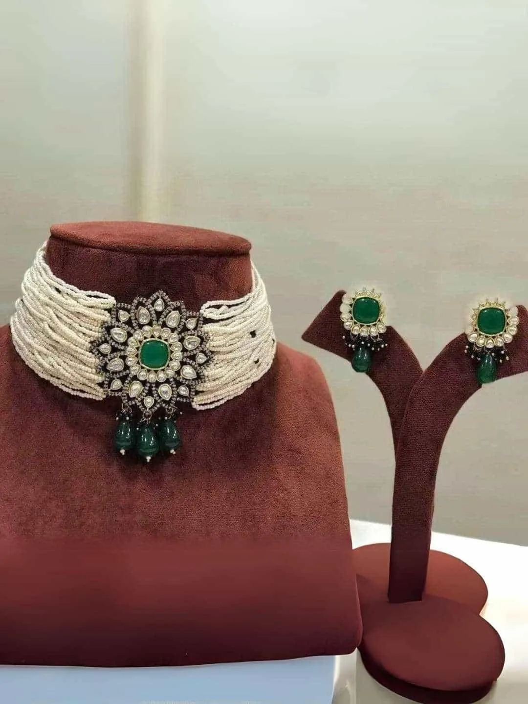 Baroque Center Flower Choker