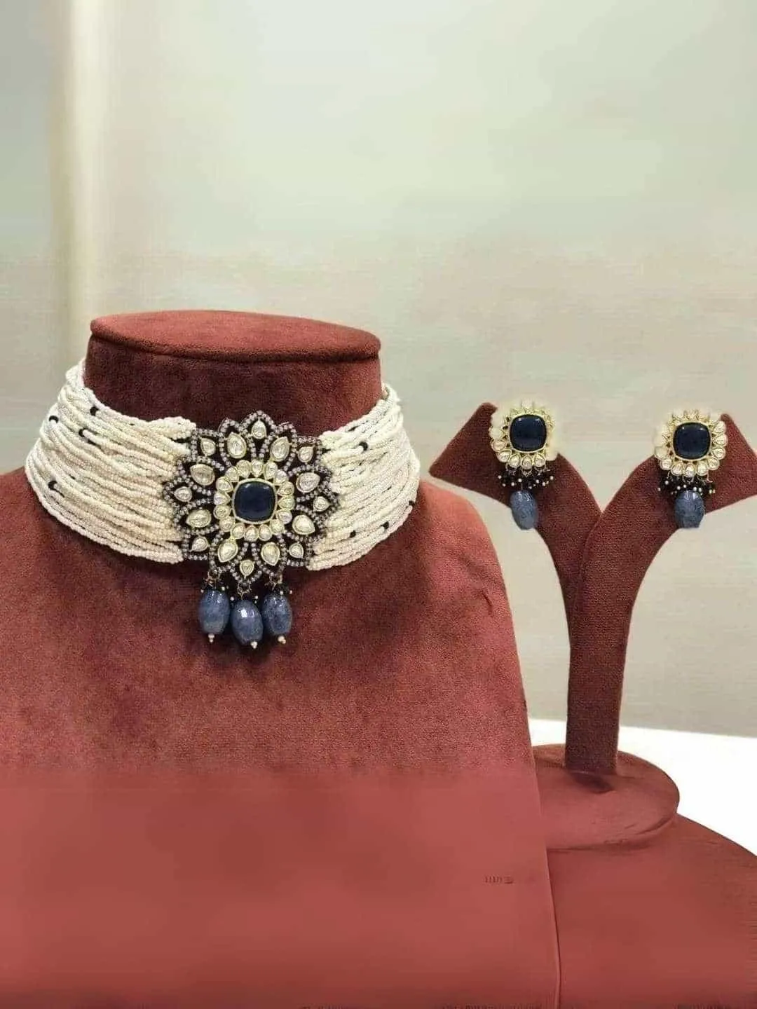 Baroque Center Flower Choker
