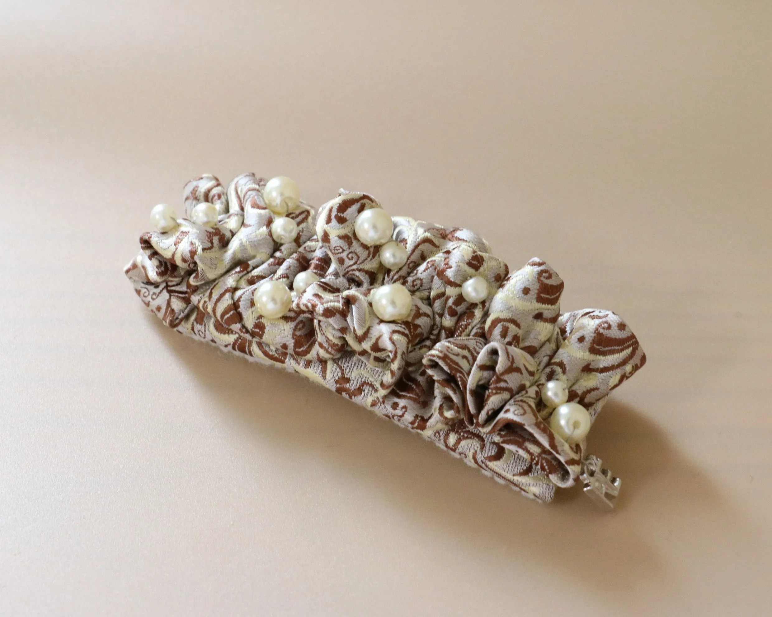 Gather Pin White Brown